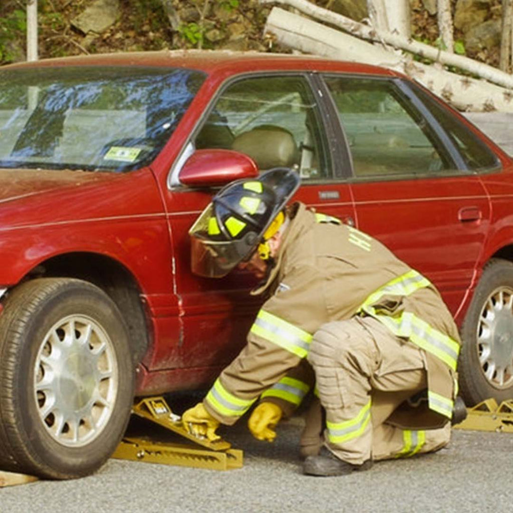 Fireman using Power Hawk AUTO CRIB-IT™ Vehicle Stabilization Standard Set